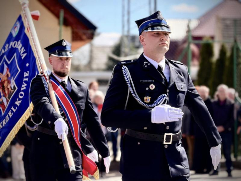 Wyraz jedności, tradycji i strażackiej służby. Uroczystość nadania sztandaru OSP Krzelków