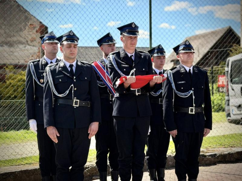 Wyraz jedności, tradycji i strażackiej służby. Uroczystość nadania sztandaru OSP Krzelków