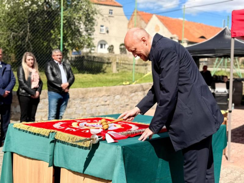 Wyraz jedności, tradycji i strażackiej służby. Uroczystość nadania sztandaru OSP Krzelków