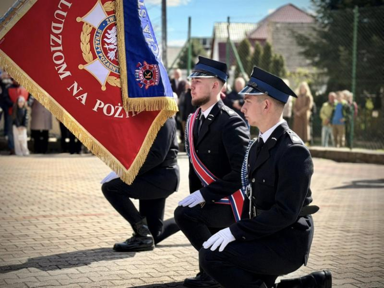 Wyraz jedności, tradycji i strażackiej służby. Uroczystość nadania sztandaru OSP Krzelków