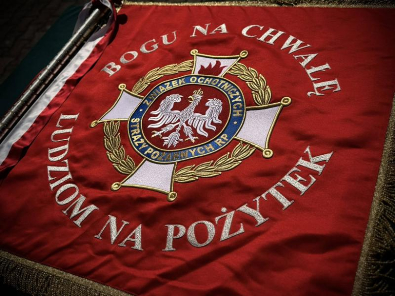 Wyraz jedności, tradycji i strażackiej służby. Uroczystość nadania sztandaru OSP Krzelków