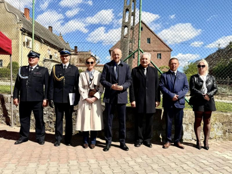 Wyraz jedności, tradycji i strażackiej służby. Uroczystość nadania sztandaru OSP Krzelków