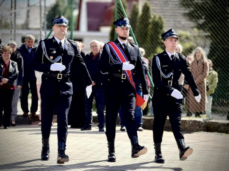 Wyraz jedności, tradycji i strażackiej służby. Uroczystość nadania sztandaru OSP Krzelków