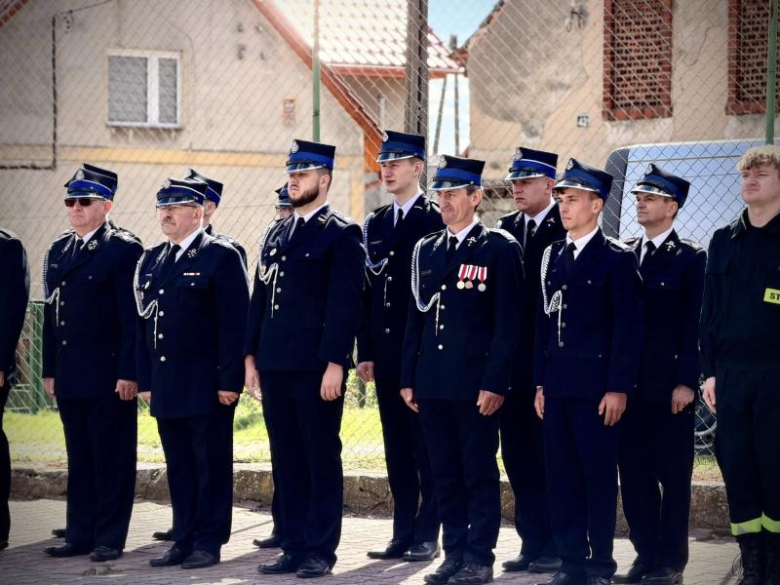 Wyraz jedności, tradycji i strażackiej służby. Uroczystość nadania sztandaru OSP Krzelków