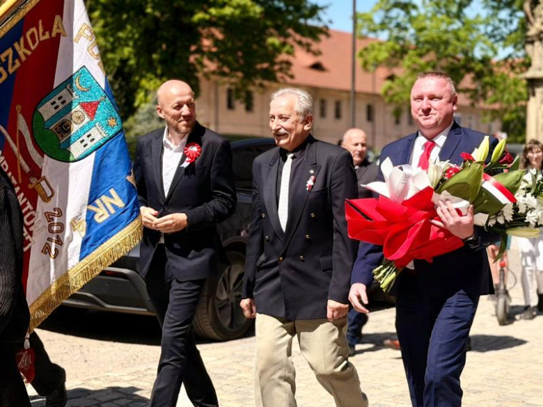Uroczyste obchody 235. rocznicy Konstytucji 3 Maja i Dnia św. Floriana w Henrykowie