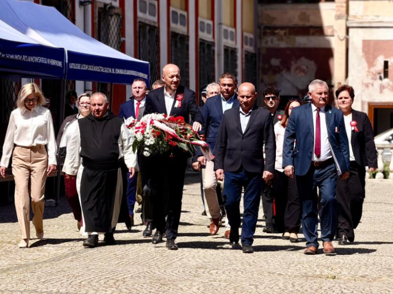 Uroczyste obchody 235. rocznicy Konstytucji 3 Maja i Dnia św. Floriana w Henrykowie