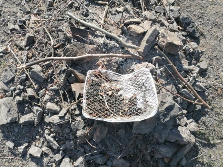 Ognisko bez nadzoru i akty wandalizmu na Kłodzkiej Górze. Nadleśnictwo apeluje o rozsądek
