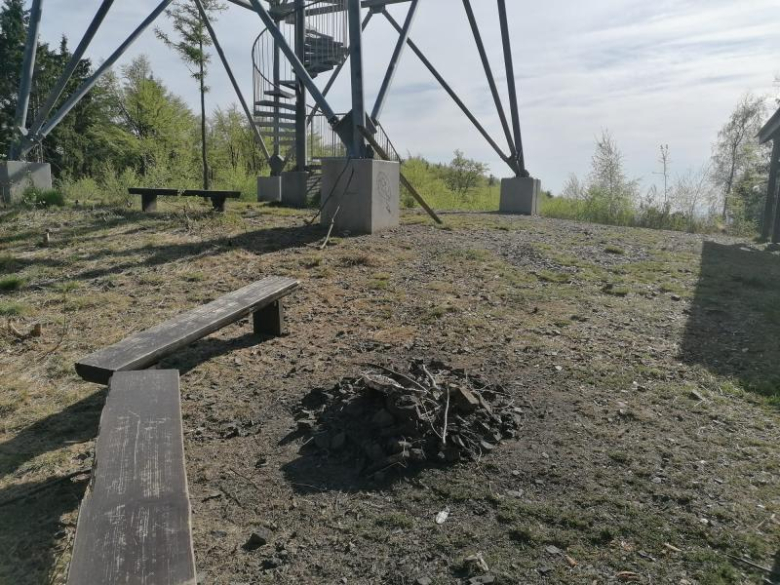 Ognisko bez nadzoru i akty wandalizmu na Kłodzkiej Górze. Nadleśnictwo apeluje o rozsądek