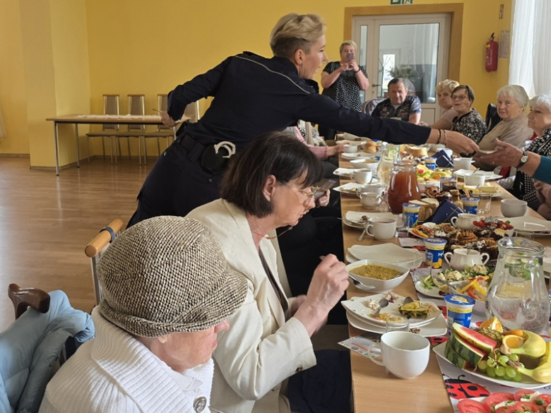 O bezpieczeństwie seniorów w Przyłęku. Policjantka spotkała się z członkami KGW „Przyłęczanki”