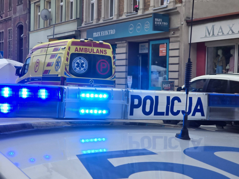 Tragiczny wypadek w Ząbkowicach Śląskich: Fiat uderzył w budynek, zginęła 73-letnia kobieta