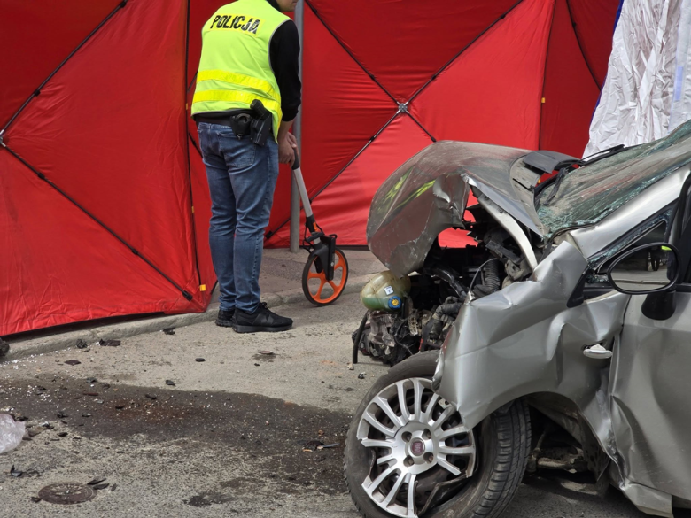 Tragiczny wypadek w Ząbkowicach Śląskich: Fiat uderzył w budynek, zginęła 73-letnia kobieta