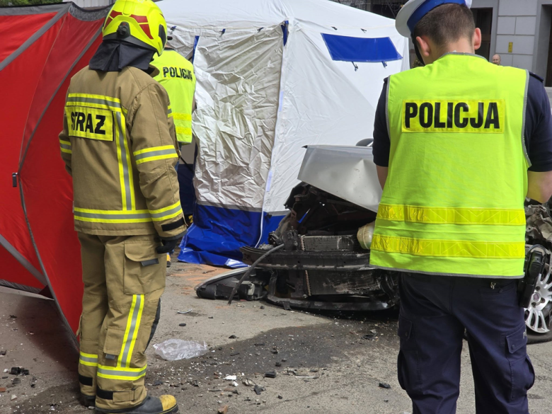 Tragiczny wypadek w Ząbkowicach Śląskich: Fiat uderzył w budynek, zginęła 73-letnia kobieta