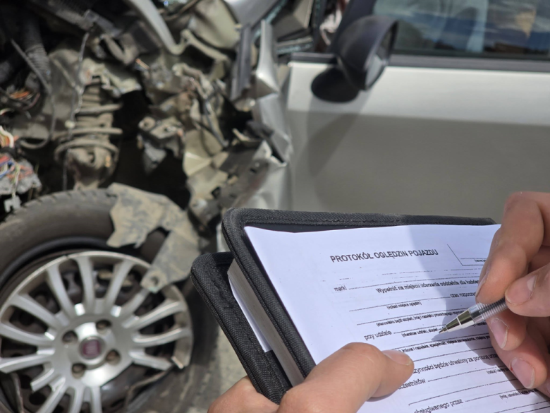 Tragiczny wypadek w Ząbkowicach Śląskich: Fiat uderzył w budynek, zginęła 73-letnia kobieta