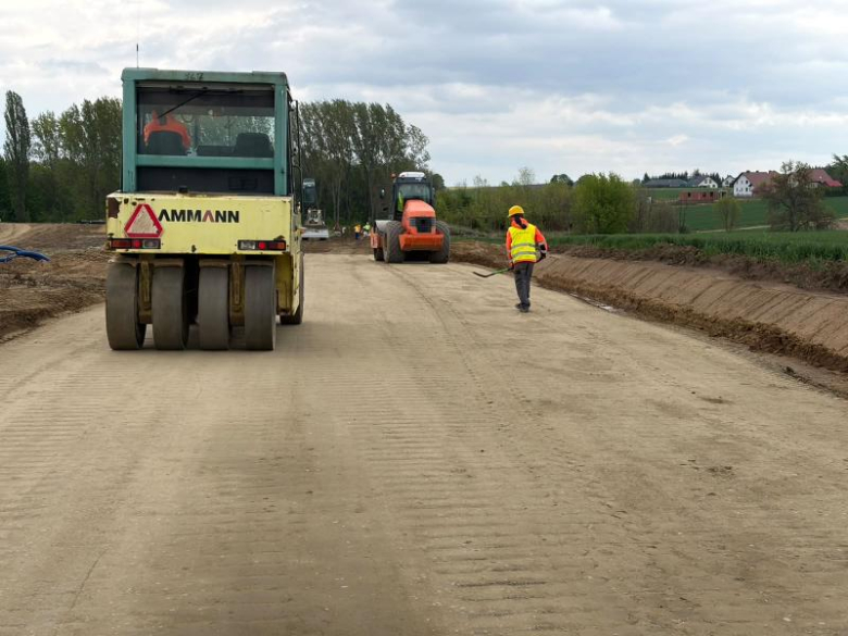 Trwa budowa drogi dojazdowej do Euro-Park Ząbkowice. Inwestycja nabiera tempa