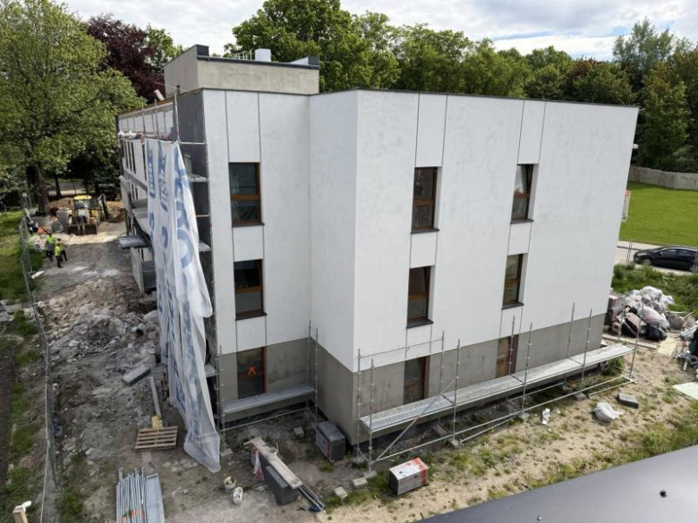 Postępują prace przy budowie budynku wielorodzinnego na wynajem. Inwestycja coraz bliżej finiszu