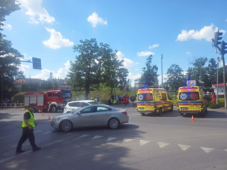 Zderzenie dwóch aut na skrzyżowaniu ul. Wrocławskiej z Żeromskiego i Waryńskiego [foto]
