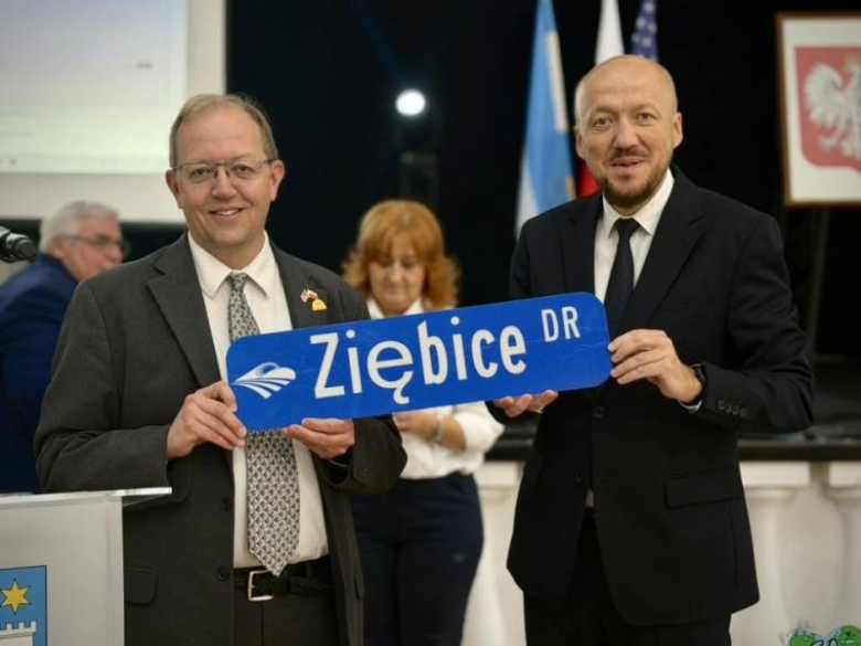 Honorowi Obywatele, nowe rondo i ulica Mariana Kasprzyka. Wyjątkowa sesja Rady Miejskiej w Ziębicach