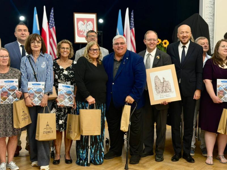 Honorowi Obywatele, nowe rondo i ulica Mariana Kasprzyka. Wyjątkowa sesja Rady Miejskiej w Ziębicach
