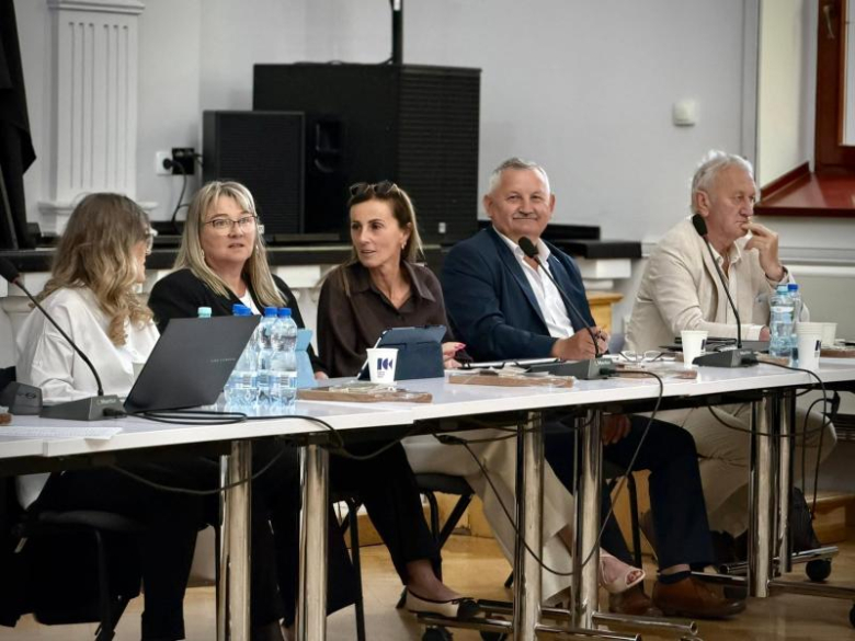 Honorowi Obywatele, nowe rondo i ulica Mariana Kasprzyka. Wyjątkowa sesja Rady Miejskiej w Ziębicach