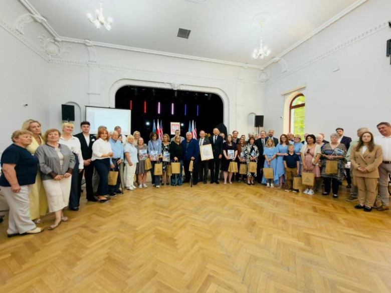 Honorowi Obywatele, nowe rondo i ulica Mariana Kasprzyka. Wyjątkowa sesja Rady Miejskiej w Ziębicach