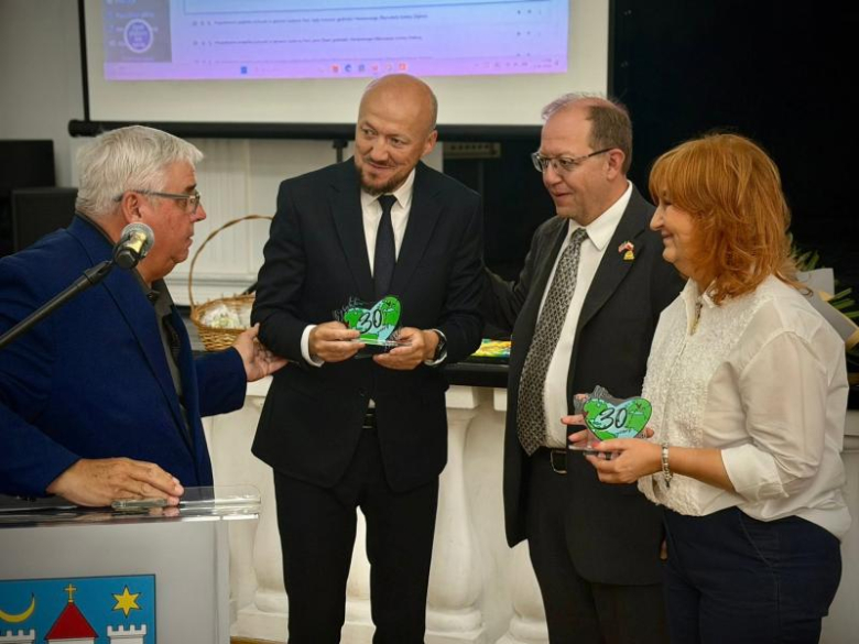 Honorowi Obywatele, nowe rondo i ulica Mariana Kasprzyka. Wyjątkowa sesja Rady Miejskiej w Ziębicach