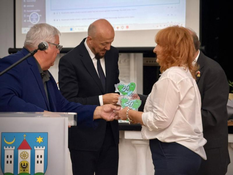 Honorowi Obywatele, nowe rondo i ulica Mariana Kasprzyka. Wyjątkowa sesja Rady Miejskiej w Ziębicach