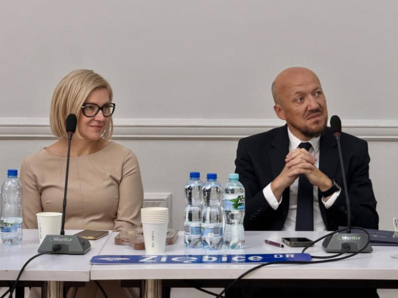 Honorowi Obywatele, nowe rondo i ulica Mariana Kasprzyka. Wyjątkowa sesja Rady Miejskiej w Ziębicach