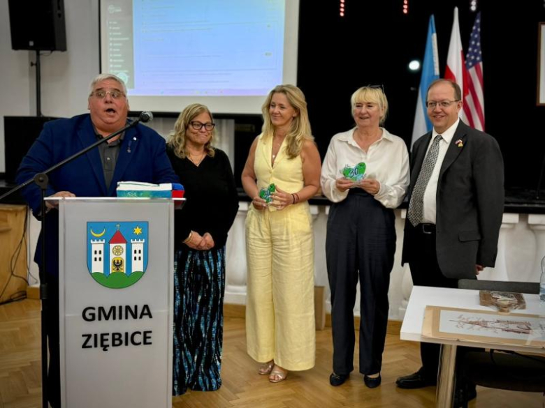 Honorowi Obywatele, nowe rondo i ulica Mariana Kasprzyka. Wyjątkowa sesja Rady Miejskiej w Ziębicach