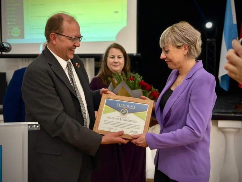 Honorowi Obywatele, nowe rondo i ulica Mariana Kasprzyka. Wyjątkowa sesja Rady Miejskiej w Ziębicach
