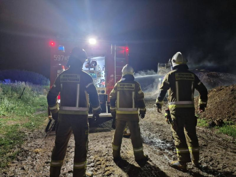 Nietypowa akcja strażaków. Zapaliła się pryzma kurzego obornika