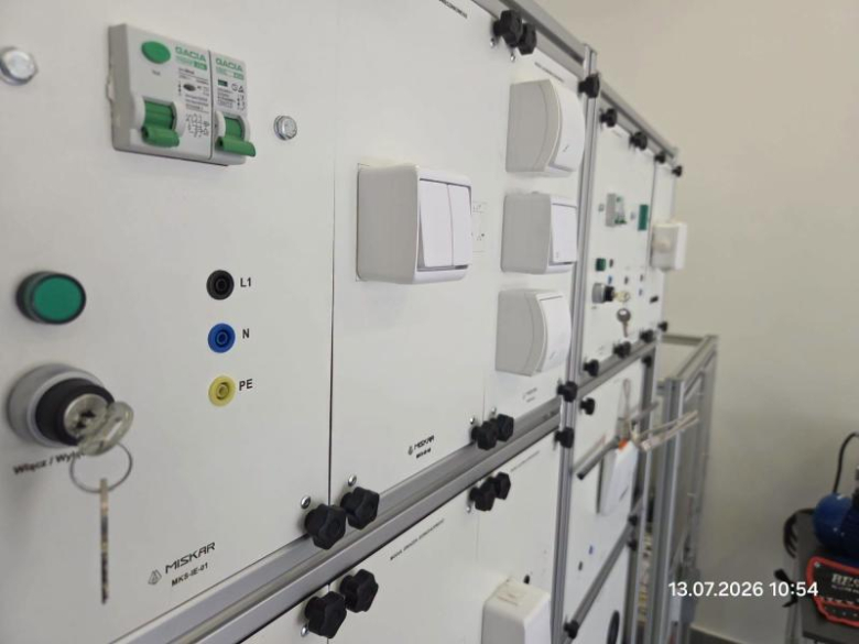 Nowoczesny sprzęt trafił do ZSP w Ziębicach. Pracownia elektryczna zyskała nowe wyposażenie