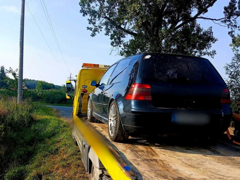 20-latek z ponad 1,5 promila alkoholu zakończył jazdę w rowie. W aucie były dwie nastolatki