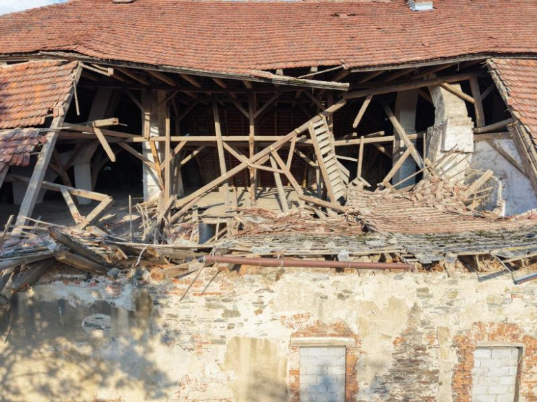 Zawaliła się część dachu zabytkowego dworu w Służejowie