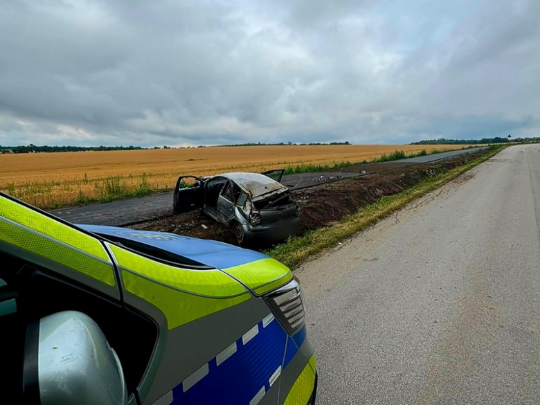 18-latek dachował i uciekł z miejsca zdarzenia. Nie miał prawa jazdy