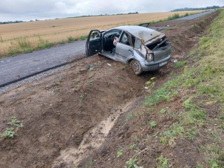 18-latek dachował i uciekł z miejsca zdarzenia. Nie miał prawa jazdy