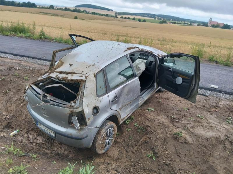 18-latek dachował i uciekł z miejsca zdarzenia. Nie miał prawa jazdy