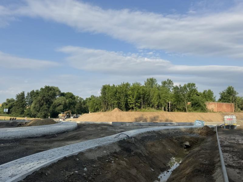 Trwa budowa dojazdu do strefy inwestycyjnej Euro-Park Ząbkowice. Inwestycja nabiera kształtów