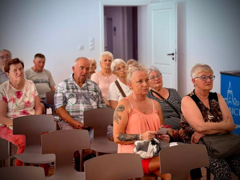 Seniorzy z gminy Ziębice otrzymali opaski bezpieczeństwa. Ruszył program teleopieki