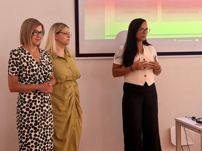 Seniorzy z gminy Ziębice otrzymali opaski bezpieczeństwa. Ruszył program teleopieki