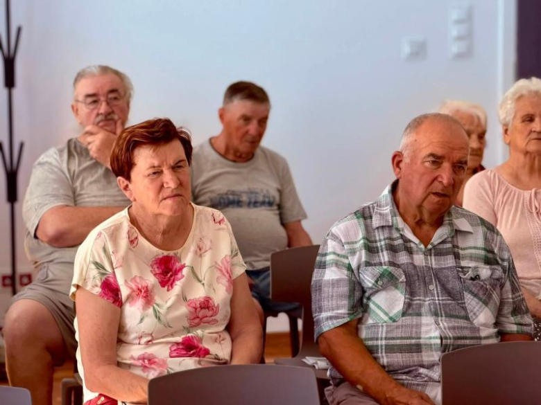 Seniorzy z gminy Ziębice otrzymali opaski bezpieczeństwa. Ruszył program teleopieki