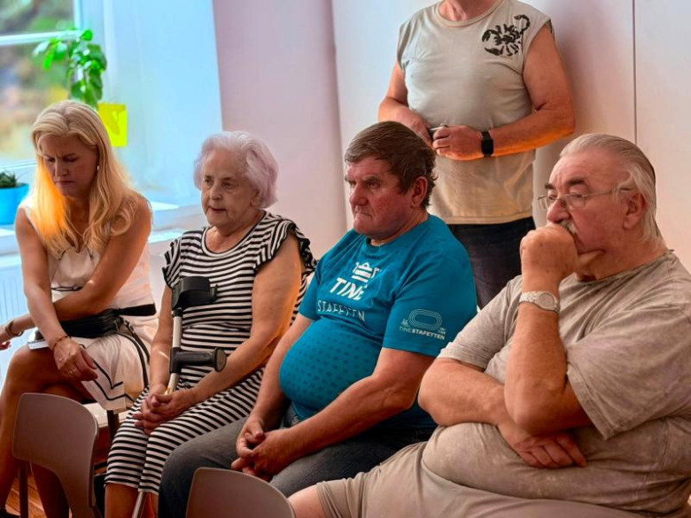 Seniorzy z gminy Ziębice otrzymali opaski bezpieczeństwa. Ruszył program teleopieki