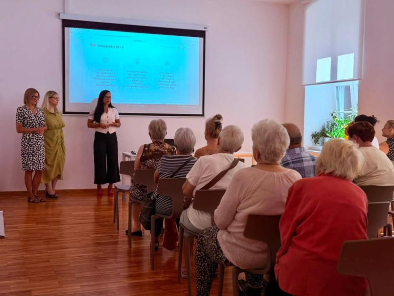 Seniorzy z gminy Ziębice otrzymali opaski bezpieczeństwa. Ruszył program teleopieki
