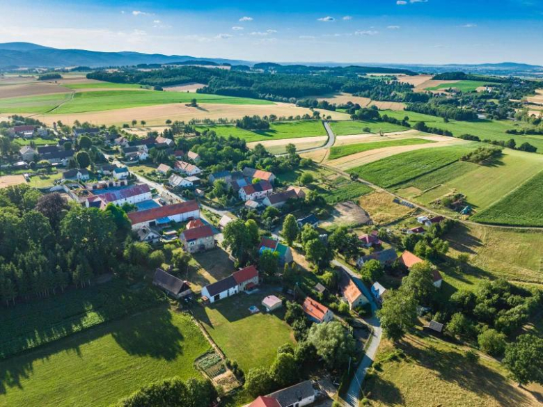 Trwa remont dachu kościoła w Różanej