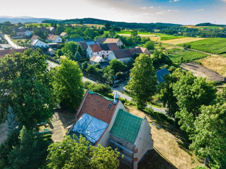 Trwa remont dachu kościoła w Różanej