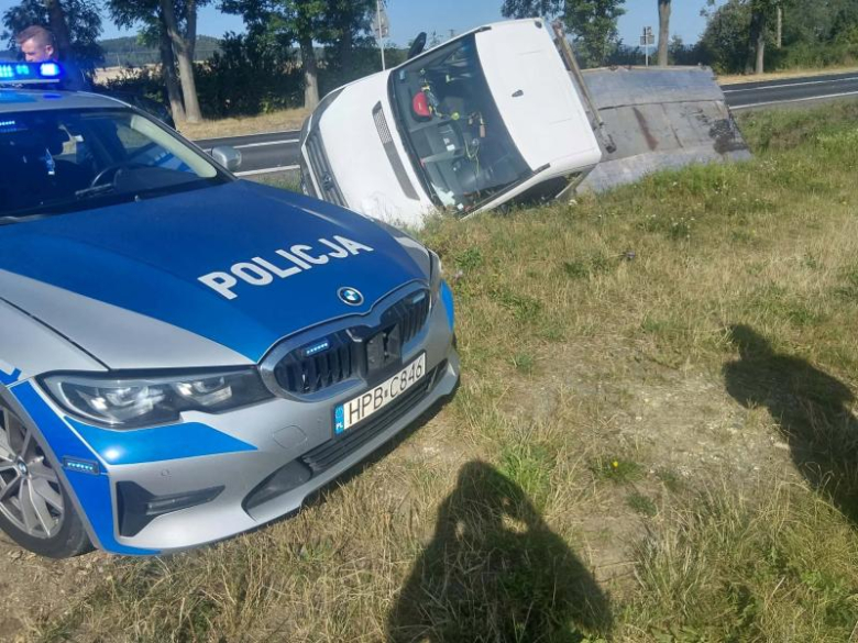 Kolizja autobusu i lawety na krajowej ósemce