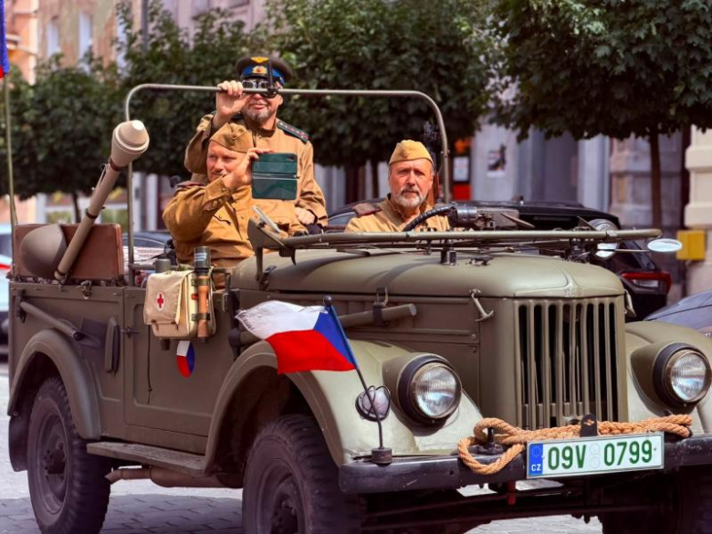 Zabytkowe pojazdy militarne wjechały na ziębicki rynek