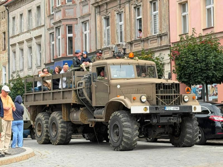 Zabytkowe pojazdy militarne wjechały na ziębicki rynek