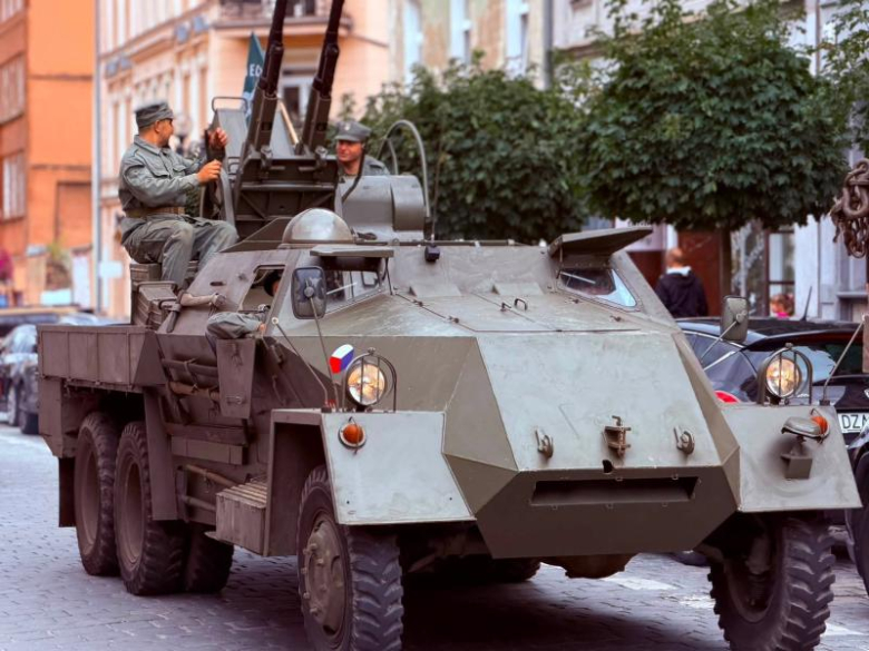 Zabytkowe pojazdy militarne wjechały na ziębicki rynek