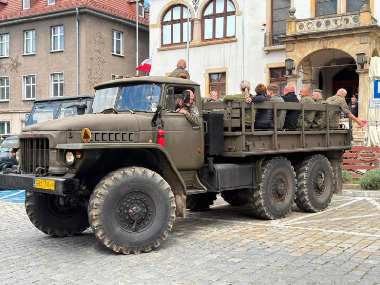 Zabytkowe pojazdy militarne wjechały na ziębicki rynek