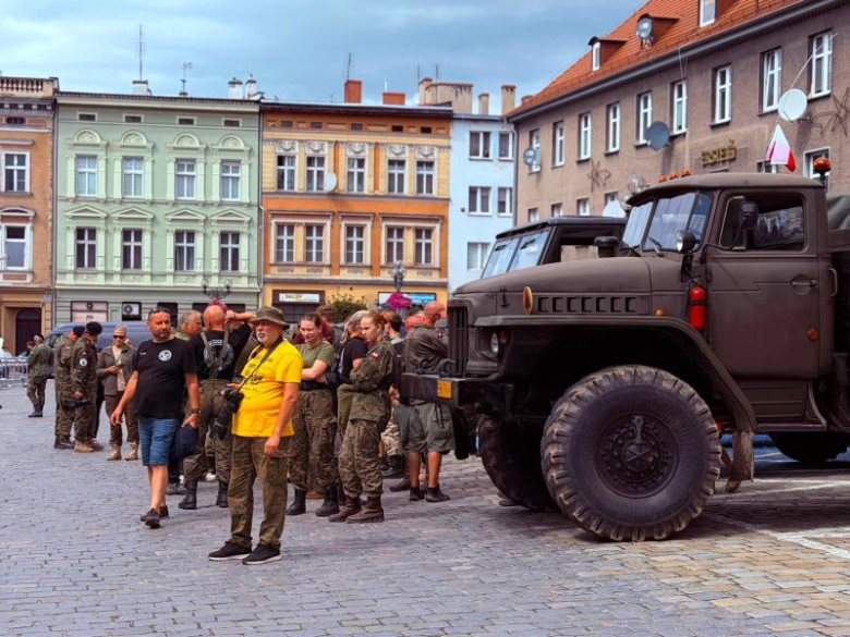 Zabytkowe pojazdy militarne wjechały na ziębicki rynek